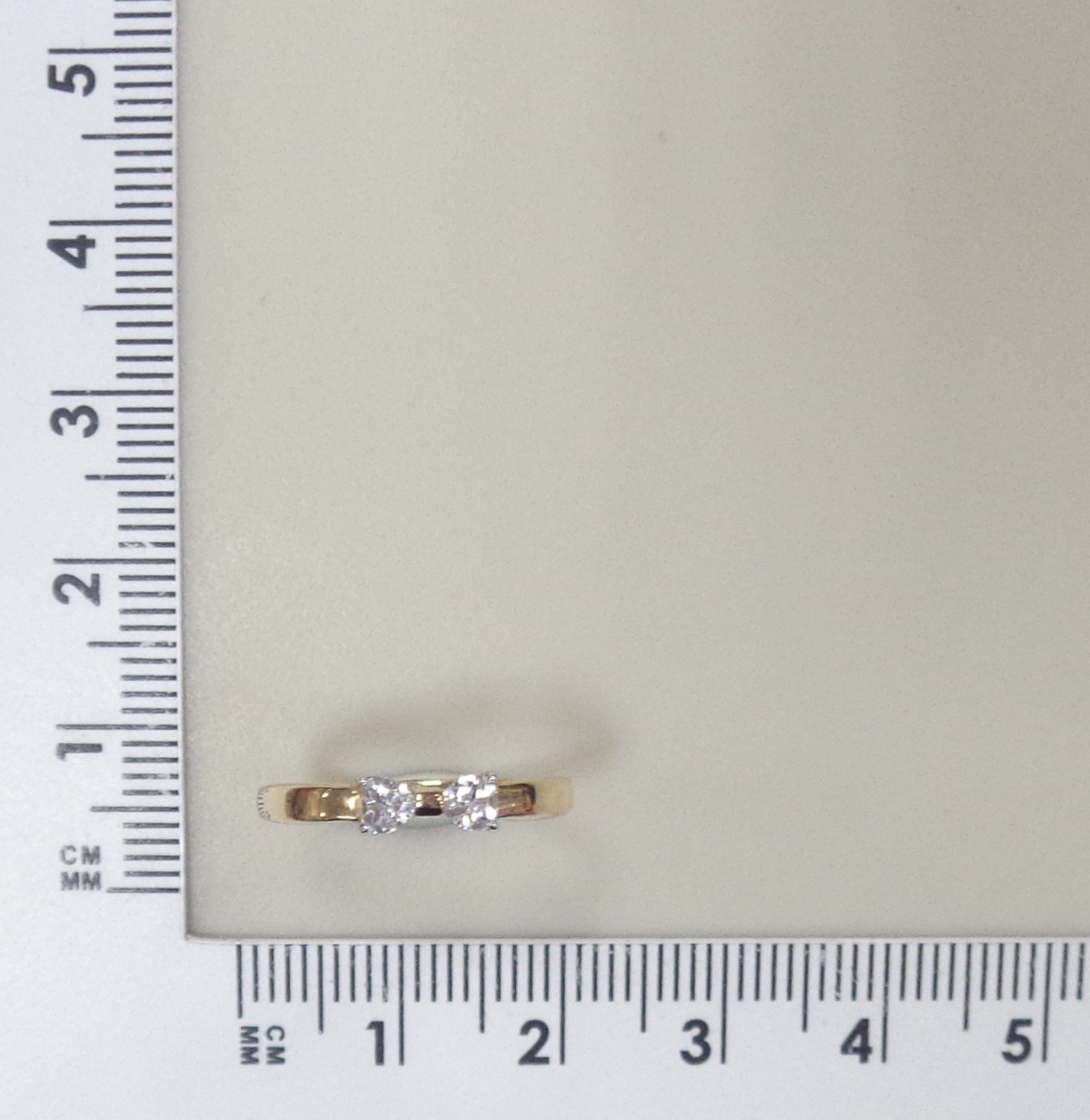 Золотое кольцо 585 пробы; родий; вставки 2 Фианит бесцв.;